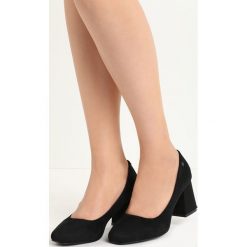 Czarne Czółenka Emblem. Czarne buty ślubne damskie Born2be, ze skóry, na niskim obcasie, na słupku. Za 34,99 zł.