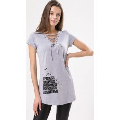 Szara Tunika Platonic. Szare tuniki damskie Born2be, na imprezę, s, z nadrukiem, z dzianiny, bez kołnierzyka, z krótkim rękawem. Za 34,99 zł.