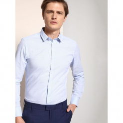 KOSZULA DŁUGI RĘKAW MĘSKA SLIM FIT. Niebieskie koszule męskie marki Top Secret, na lato, m, z bawełny, eleganckie, z długim rękawem. W wyprzedaży za 39,99 zł.