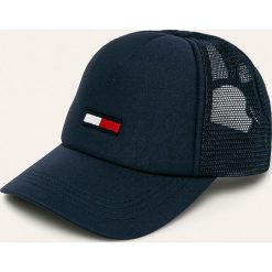 Tommy Jeans - Czapka. Białe czapki damskie Tommy Jeans, bez wzorów, z poliesteru. Za 179,90 zł.