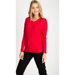 Malinowy sweter z ozdobnym splotem QUIOSQUE. Różowe bez kategorii QUIOSQUE, na zimę, ze splotem, z klasycznym kołnierzykiem. W wyprzedaży za 99,99 zł.