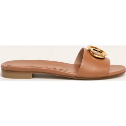 Stuart Weitzman - Klapki skórzane Caicos. Pomarańczowe klapki damskie Stuart Weitzman, bez wzorów, ze skóry, bez obcasa, na obcasie. W wyprzedaży za 799,90 zł.