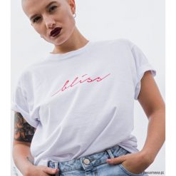 Biały klasyczny t-shirt bliss. Białe t-shirty damskie Pakamera, z nadrukiem, z klasycznym kołnierzykiem. Za 89,00 zł.