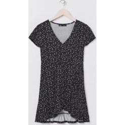 Sukienka mini z falbanką - Czarny. Czarne sukienki damskie Sinsay, s, bez wzorów, z falbankami, bez rękawów, mini. Za 39,99 zł.