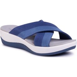 Klapki CLARKS - Arla Elin 261495324 Indigo Combi. Niebieskie klapki damskie Clarks, bez wzorów, z tworzywa sztucznego, bez obcasa. Za 239,00 zł.