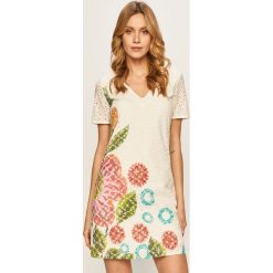 Desigual - Sukienka. Białe sukienki damskie Desigual, na co dzień, w kwiaty, z bawełny, casualowe, bez kołnierzyka, z krótkim rękawem, krótkie, mini, proste. W wyprzedaży za 349,90 zł.