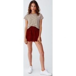 Koszulka w paseczki z szerokim obszyciem. Szare koszulki damskie Pull&Bear, bez wzorów, bez kołnierzyka, z krótkim rękawem. Za 39,90 zł.