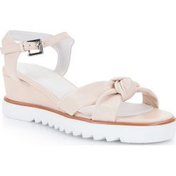 Buty damskie 86-D-905-9. Białe koturny damskie Wittchen, na niskim obcasie, na koturnie, ze sprzączką. Za 237,15 zł.