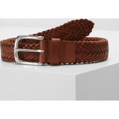 Hackett London PLAIT BELT Pasek tan. Brązowe paski męskie Hackett London, w paski, z materiału. Za 459,00 zł.