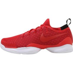 Nike Performance MEN AIR ZOOM ULTRA REACT HC Obuwie do tenisa Outdoor university red/gym red/black/white. Czerwone buty trekkingowe męskie marki Nike Performance, z tworzywa sztucznego, outdoorowe. W wyprzedaży za 440,30 zł.