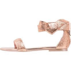 Ted Baker AFFII Sandały rose gold. Czerwone rzymianki damskie Ted Baker, z materiału. W wyprzedaży za 345,95 zł.