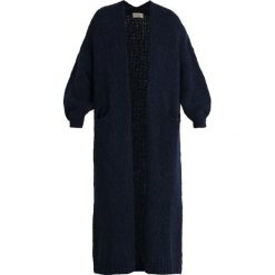 American Vintage BOOLDER LONG OPEN CARDIGAN Kardigan navy. Niebieskie kardigany damskie American Vintage, z materiału. Za 739,00 zł.