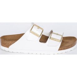 Birkenstock - Klapki Arizona. Białe klapki damskie Birkenstock, bez wzorów, ze skóry, bez obcasa, na obcasie. W wyprzedaży za 239,90 zł.