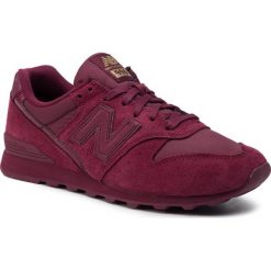 Sneakersy NEW BALANCE - WL996FA Bordowy. Czerwone półbuty damskie New Balance, na co dzień, bez wzorów, z zamszu, bez obcasa, na płaskiej podeszwie, bez zapięcia. W wyprzedaży za 299,00 zł.