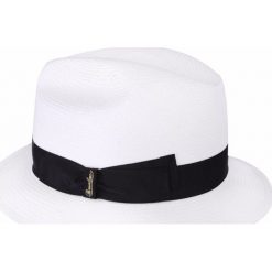 Kapelusz BORSALINO PANAMA FINE. Białe kapelusze męskie Borsalino, z aplikacjami, eleganckie. W wyprzedaży za 819,00 zł.