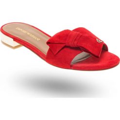KLAPKI Emporio Armani. Czerwone klapki damskie Emporio Armani, z aplikacjami, ze skóry, bez obcasa, na obcasie. Za 569,40 zł.