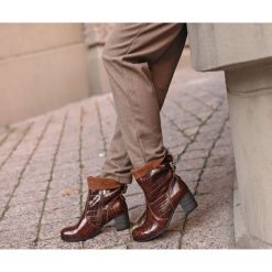 Botki - skóra naturalna - model 497 - kolor brązowo czarny krokodyl. Pomarańczowe botki damskie Zapato, ze skóry, bez obcasa, bez zapięcia. W wyprzedaży za 319,20 zł.