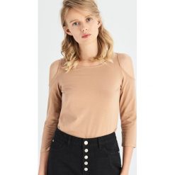 Bluzka cold shoulder - Żółty. Żółte bluzki damskie Sinsay, s, bez wzorów, bez kołnierzyka, bez rękawów. Za 14,99 zł.