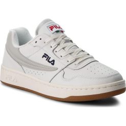 Sneakersy FILA - Arcade Low 1010411 White. Białe sneakersy męskie Fila, na co dzień, bez wzorów, ze skóry ekologicznej, bez zapięcia. W wyprzedaży za 239,00 zł.