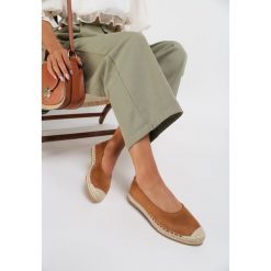 Camelowe Espadryle Aqianna. Brązowe espadryle damskie Renee, bez wzorów, bez obcasa. W wyprzedaży za 89,99 zł.