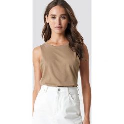 NA-KD Top z wycięciami po bokach - Beige. Brązowe topy damskie NA-KD, bez wzorów, z bawełny, z okrągłym kołnierzem. Za 72,95 zł.