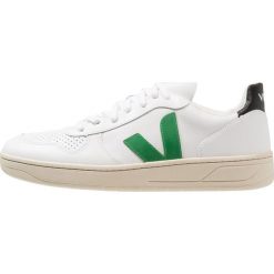 Veja V10 Sneakersy niskie extra white/emeraude/black. Białe sneakersy męskie marki Veja, bez wzorów, ze skóry, bez zapięcia. Za 529,00 zł.