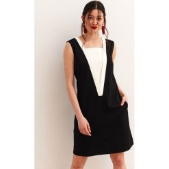 Dzianinowa sukienka damska o linii a. Czarne sukienki damskie Top Secret, na lato, bez wzorów, z dzianiny, eleganckie, z dekoltem karo, bez rękawów, wyszczuplające. W wyprzedaży za 69,99 zł.