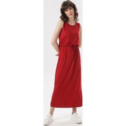 Bordowa Sukienka Caloronei. Czerwone sukienki damskie Born2be, na lato, xl, bez wzorów, bez kołnierzyka, bez rękawów. W wyprzedaży za 44,99 zł.