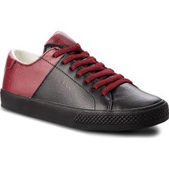 Tenisówki GUESS - FJLUK3 LEA12 001. Czarne półbuty damskie Guess, z aplikacjami, ze skóry, bez obcasa, na płaskiej podeszwie, bez zapięcia. W wyprzedaży za 199,00 zł.