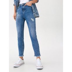 Jeansy relaxed skinny - Niebieski. Niebieskie jeansy damskie House. Za 99,99 zł.