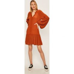 Billabong - Sukienka. Pomarańczowe sukienki damskie Billabong, na co dzień, s, bez wzorów, z wiskozy, casualowe, bez kołnierzyka, z długim rękawem, długie, mini, proste. Za 349,90 zł.