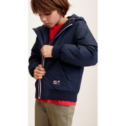 Mango Kids - Kurtka dziecięca Steven 110-164 cm. Niebieskie kurtki chłopięce marki Mango Kids, bez wzorów, z poliesteru, krótkie, bez kaptura. Za 119,90 zł.