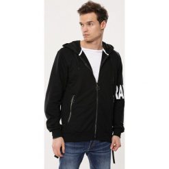 Czarna Bluza Excluded. Czarne bluzy męskie Born2be, s, z nadrukiem, z kapturem, bez rękawów, z kapturem. Za 99,99 zł.