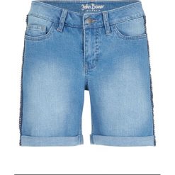 Szorty dżinsowe z miękkiego materiału ze stretchem z ćwiekami bonprix jasnoniebieski. Niebieskie jeansy damskie bonprix. Za 99,99 zł.