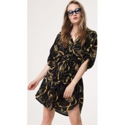 Czarna sukienka mini z biżuteryjnym wzorem. Czarne sukienki damskie Born2be, xl, w paski, z jeansu, ze stójką, bez rękawów, mini, dopasowane. Za 79,99 zł.