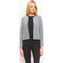 ŻAKIET DAMSKI LUŹNY, KLASYCZNY. Szare marynarki i żakiety damskie Top Secret, eleganckie. Za 89,99 zł.