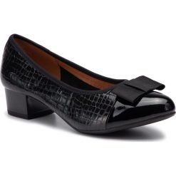 Półbuty CAPRICE - 9-22305-23 Black Crol Com 041. Czarne półbuty damskie Caprice, z aplikacjami, ze skóry ekologicznej, eleganckie, bez obcasa, na obcasie, bez zapięcia. Za 269,00 zł.
