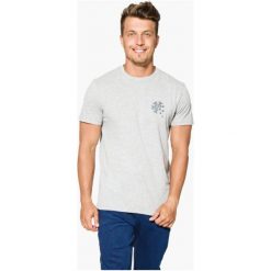 Feewear Koszulka Ss Snowmen , szary, rozmiar XXL. Szare koszulki męskie Feewear, na zimę, xxl, z nadrukiem, z materiału, klasyczne, z klasycznym kołnierzykiem, bez rękawów. W wyprzedaży za 47,99 zł.