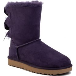 Buty UGG - W Bailey Bow II 1016225 Nsad. Fioletowe kozaki damskie Ugg, na zimę, ze skóry, bez zapięcia. Za 979,00 zł.