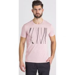 T-SHIRT Armani Exchange. Różowe t-shirty męskie m, z nadrukiem, z bawełny, z okrągłym kołnierzem. Za 105,00 zł.