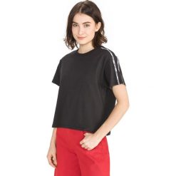 Levi's Varsity Koszulka Czarny. Czarne koszulki damskie Levi's®, s, bez wzorów, z bawełny, bez kołnierzyka, z krótkim rękawem. Za 154,95 zł.
