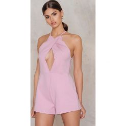 Kombinezony damskie: Roser Krótki kombinezon z zakładką z przodu – Pink