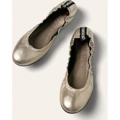 Love Moschino - Baleriny skórzane. Żółte baleriny damskie Love Moschino, bez wzorów, ze skóry, bez obcasa, na obcasie. W wyprzedaży za 629,90 zł.