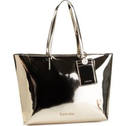 Torebka CALVIN KLEIN - Ck Must Psp20 Med Shopper M K60K606190 0F4. Żółte torby damskie na zakupy Calvin Klein, z aplikacjami, ze skóry ekologicznej, klasyczne, zdobione, bez dodatków. Za 699,00 zł.