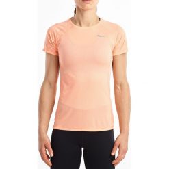 Koszulka do biegania damska SAUCONY HYDRALITE SHORT SLEEVE PEACH NECTAR / SA81538-PN. Pomarańczowe bluzki damskie Saucony, bez wzorów, bez kołnierzyka. Za 99,99 zł.