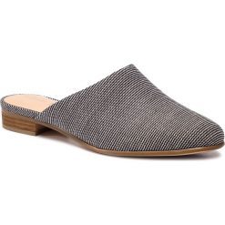 Klapki CLARKS - Pure Blush 261409364 Navy Canvas. Szare klapki damskie Clarks, bez wzorów, ze skóry, bez obcasa, na obcasie. W wyprzedaży za 269,00 zł.