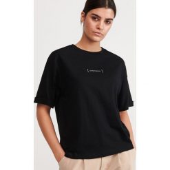 T-shirt z bawełny organicznej - Czarny. Czarne t-shirty damskie Reserved, s, bez wzorów, z bawełny, bez kołnierzyka. Za 39,99 zł.