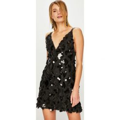 Answear - Tunika Night Fever. Czarne sukienki damskie ANSWEAR, s, z aplikacjami, z poliesteru, eleganckie, bez kołnierzyka, bez rękawów, mini, dopasowane. W wyprzedaży za 99,90 zł.
