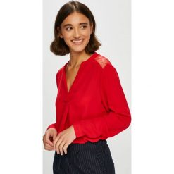 Vero Moda - Bluzka. Czerwone bluzki damskie Vero Moda, na co dzień, s, w koronkowe wzory, z poliesteru, casualowe, bez kołnierzyka, bez rękawów. W wyprzedaży za 69,90 zł.