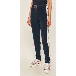 Tommy Jeans - Spodnie. Niebieskie spodnie damskie Tommy Jeans, s, z poliesteru, z podwyższonym stanem. W wyprzedaży za 299,90 zł.